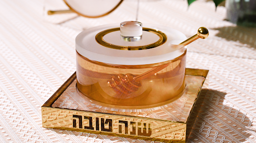 How to Choose a Honey Dish for Rosh Hashanah (5787 Buyer's Guide)